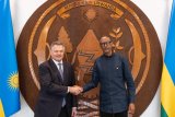 Perezida Kagame yasezeye kuri ba Ambasaderi Antoine Anfré na Hazza Mohammed