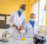 Abiga muri Collège Gitwe bagaragaje ubumenyi mu gukamura amavuta mu bihingwa