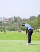 Golf: Ambasaderi Bill Kayonga yacyeje Nsanzuwera wegukanye SportsBiz Championship ahigitse ibihangange