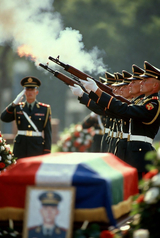 Kurasa mu kirere mu gihe cyo gushyingura abasirikare byavuye he?