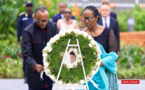 Perezida Kagame na Madamu babimburiye abandi gushyira indabo ku Gicumbi cy'Intwari